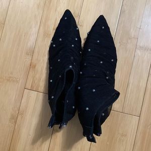 Pointed mesh and pearl shoes